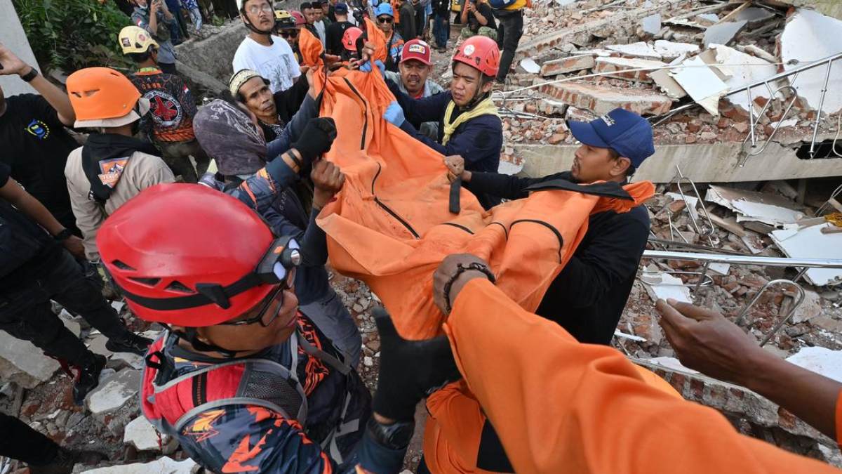 2 consecutive powerful earthquakes in Indonesia - People panic 