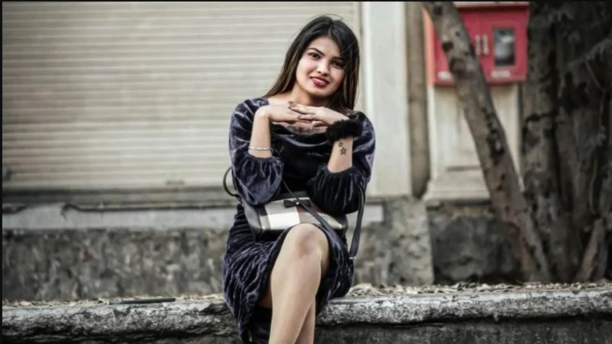 Man kills his girl friend and set on fire for making video with other youths 