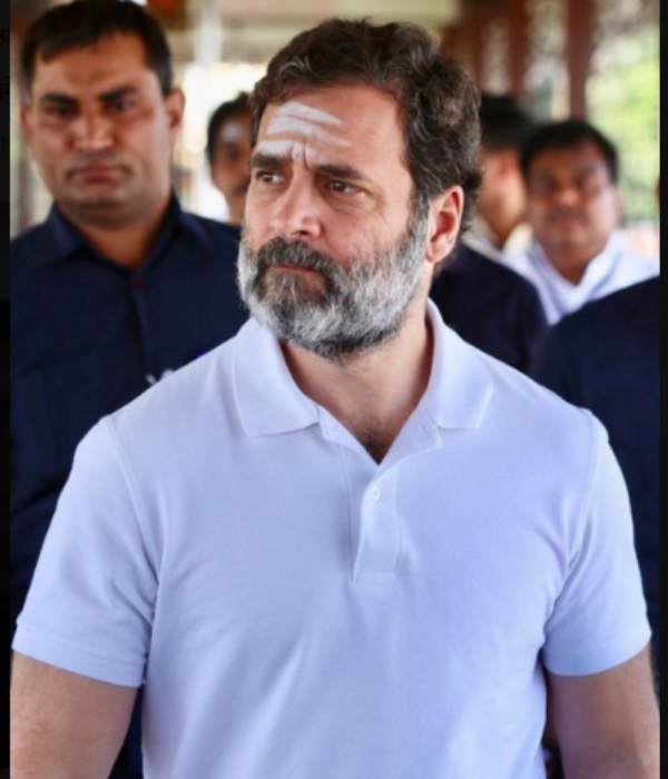 Karnataka Election: Rahul Gandhi came to stage with Vibhuti on the occassion of Basav Jayati 