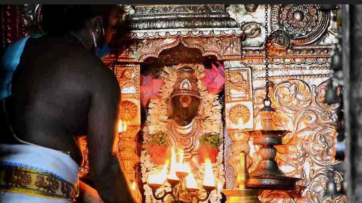 Woman and youth looted 20 pawns of gold from Thirunallar Saneeswarar temple priest Woman and youth looted 20 pawns of gold from Thirunallar Saneeswarar temple priest