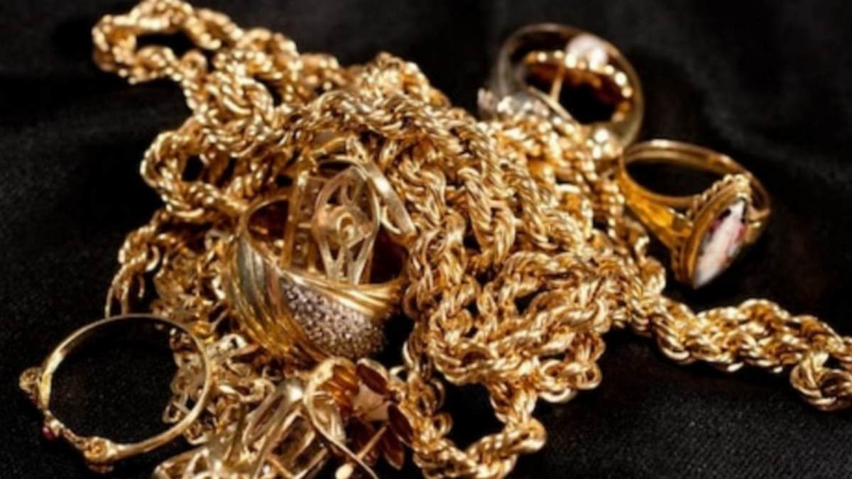 Woman and youth looted 20 pawns of gold from Thirunallar Saneeswarar temple priest Woman and youth looted 20 pawns of gold from Thirunallar Saneeswarar temple priest