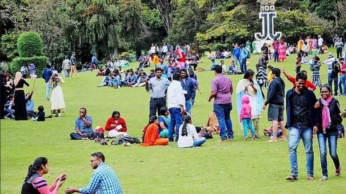 Traffic diverted in Ooty as more tourists come to enjoy their vacation Traffic diverted in Ooty as more tourists come to enjoy their vacation