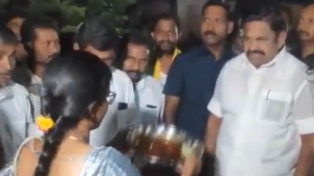 Edappadi Palaniswami along with his family participated in yaga puja held in siluvampalayam 