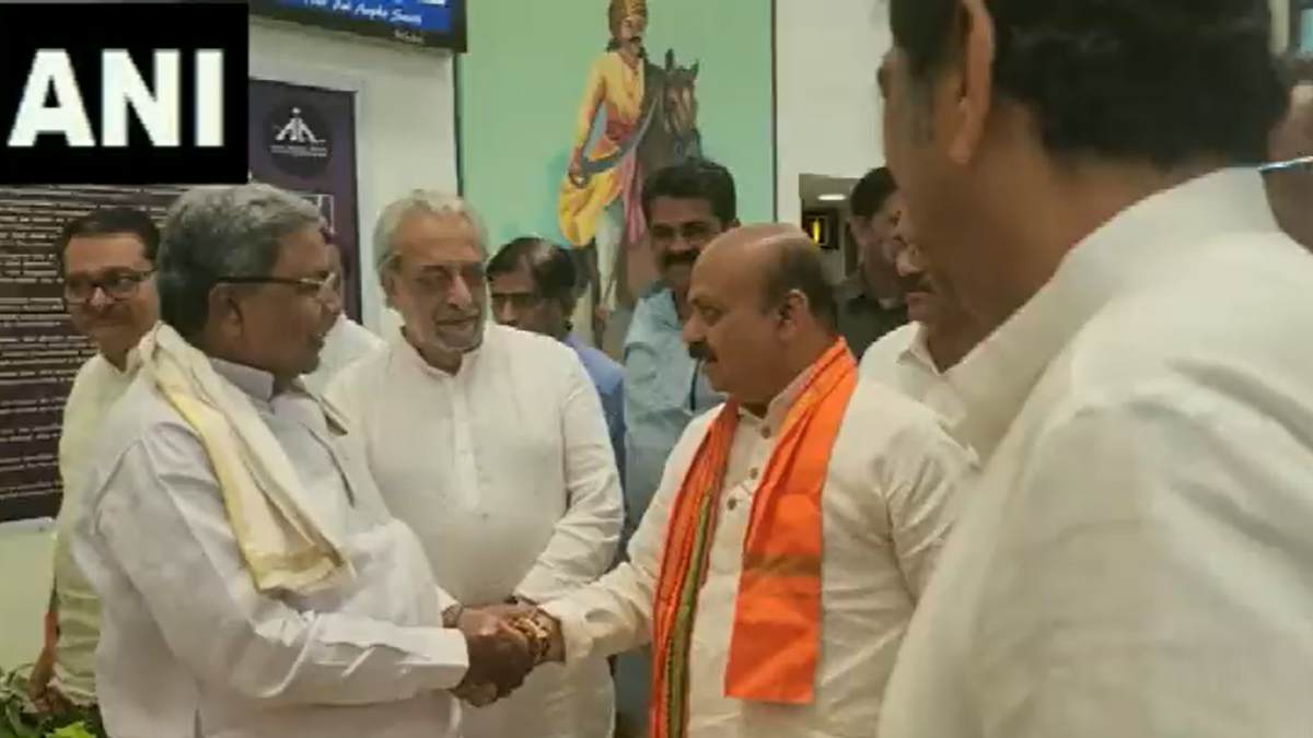  Karnataka Election: Siddaramaiah and CM Basavarja Bommai Meets at Belagavi Airport