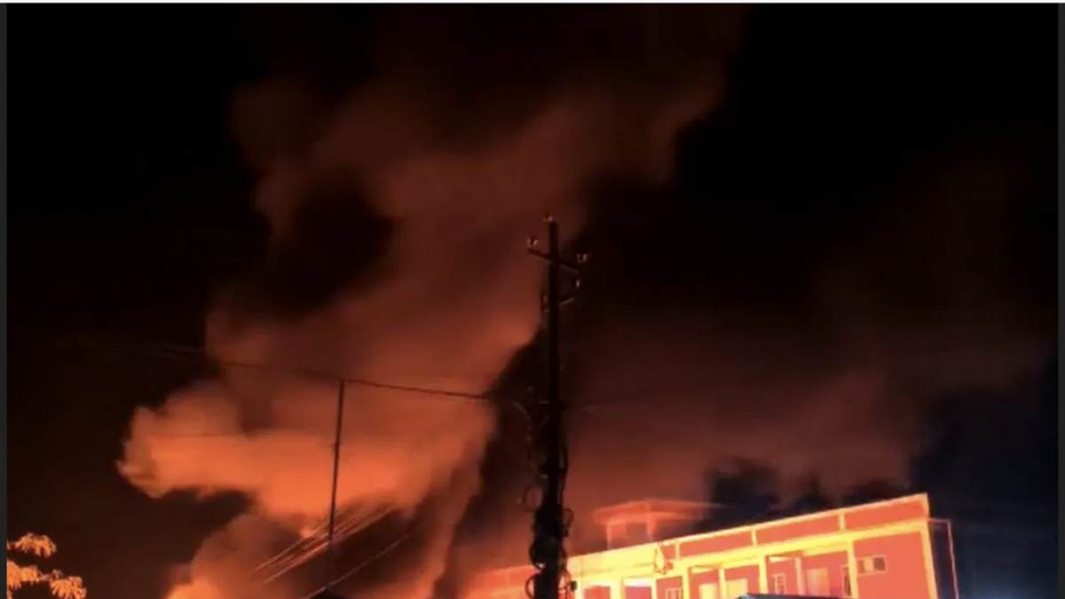 Mob set on fire to the public meeting venue where the Chief Minister is to participate 