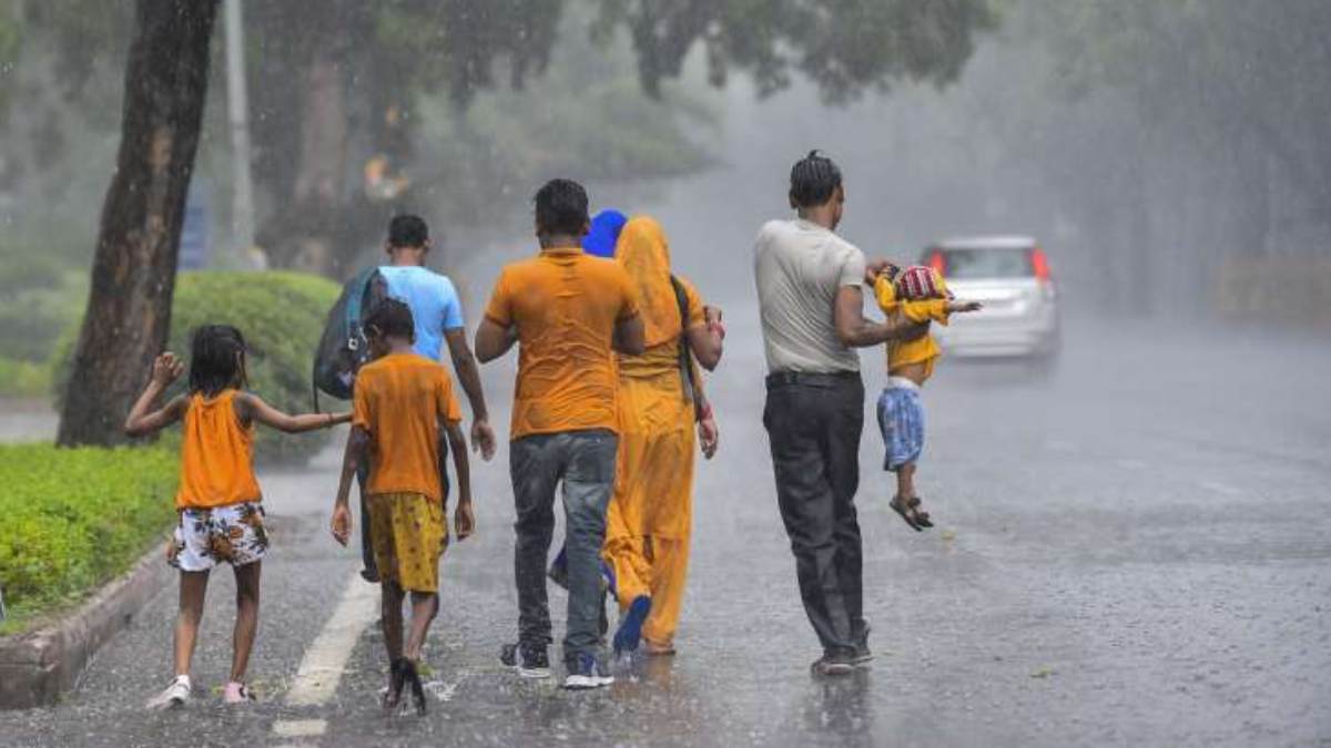 Summer heat relief 4 days of heavy rain with strong winds says Met office Summer heat relief 4 days of heavy rain with strong winds says Met office
