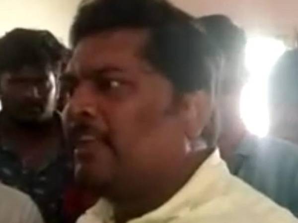 மாணவிகளிடம் தவறாக.. மாணவிகளிடம் தவறாக..