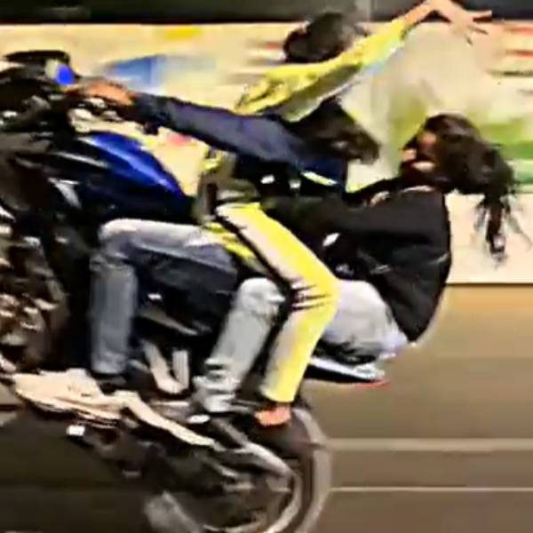  பைக் ஸ்டண்ட் 