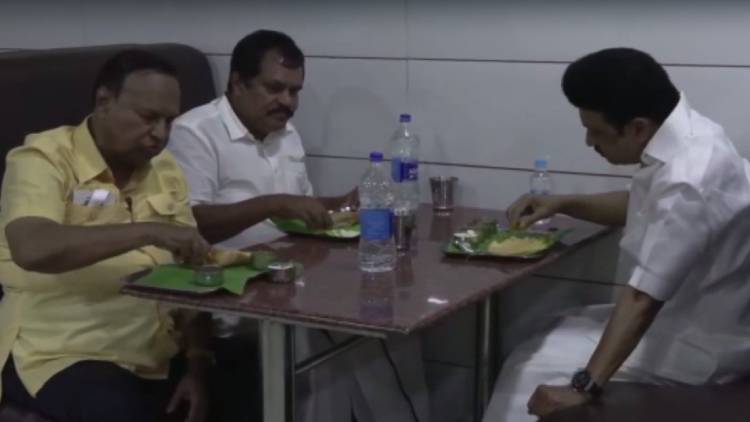 மக்களோடு மக்களாக உணவு சாப்பிட்டார் 