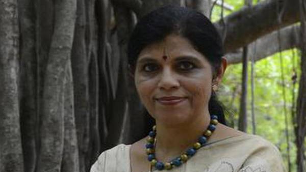 ஆவணங்களை அளித்த இயக்குநர் 