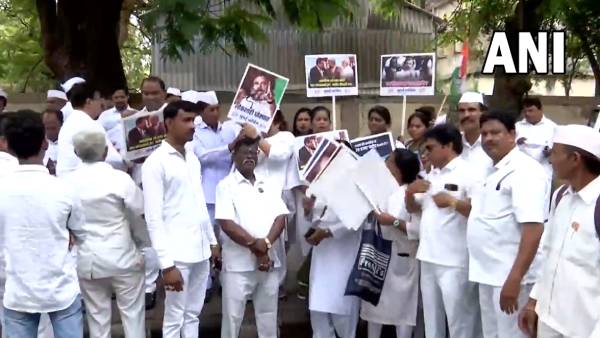 Rahul Gandhi arrives to Surat with Priyanka, Congress leaders Rahul Gandhi arrives to Surat with Priyanka, Congress leaders