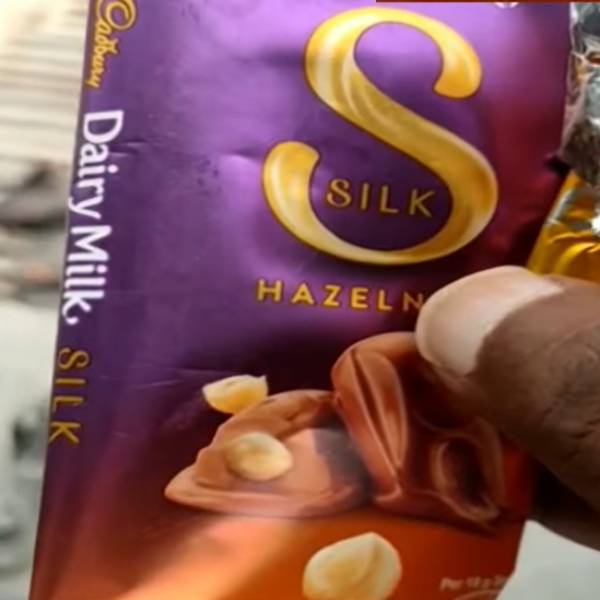  சாக்லேட்டில் புழு 