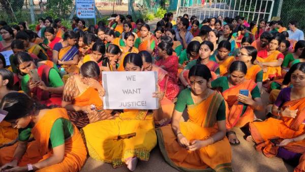 எப்படி கல்லூரிக்குள் வர முடியும்? 