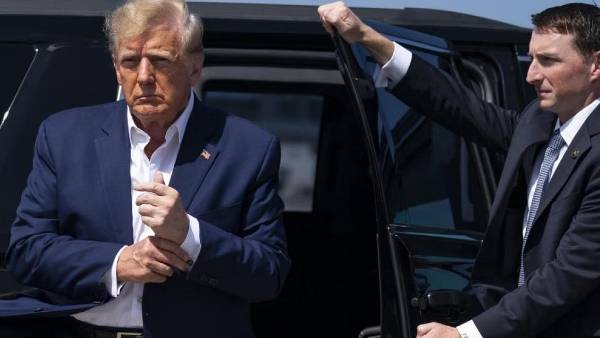  2 டிரம்ப் மீதான குற்றப்பத்திரிகை (indictment) என்ன?