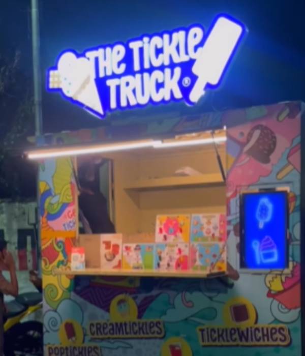 வேனை கடை போல் மாற்றி வியாபாரம் 