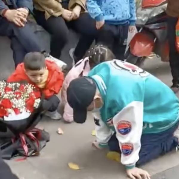 அலுவலகம் முன்பு மண்டியிட்டு.. அலுவலகம் முன்பு மண்டியிட்டு..