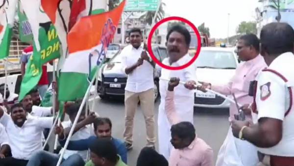பாஜக அலுவலகம் முன்பு 