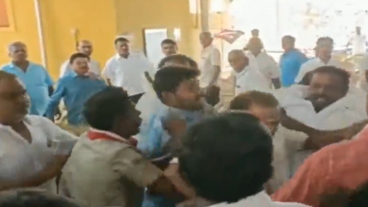 ADMK cadre tries to attack ex minister at membership meeting fight in tirupur 