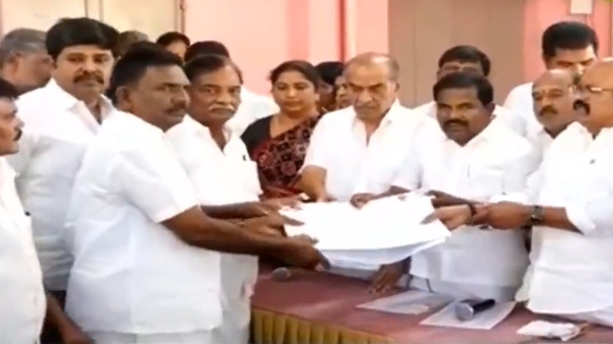 ADMK cadre tries to attack ex minister at membership meeting fight in tirupur 