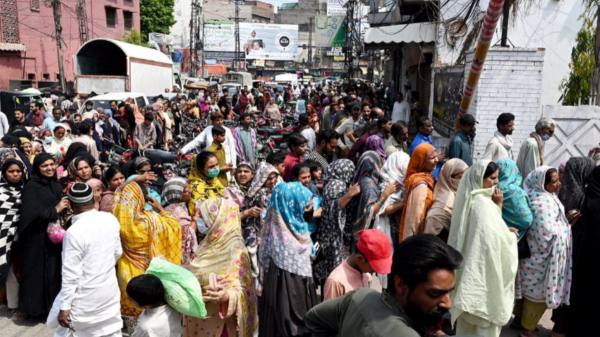 Extreme inflation and pakistanis reeling under skyrocketing inflation as cash strapped gov struggles to stabilize economy