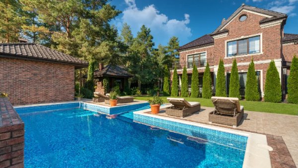 Under previlieged people in cities facing Drought by swimming pools of Rich People 