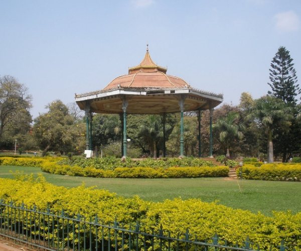 Bangalorers Cubbon park restrictes lovers cannot get close Bangalorers Cubbon park restrictes lovers cannot get close
