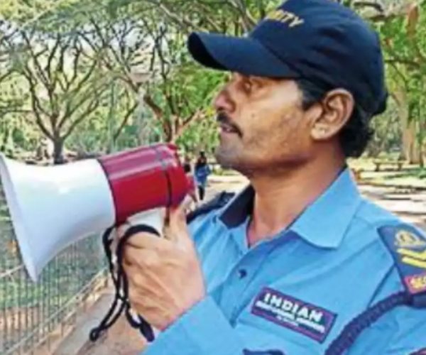 Bangalorers Cubbon park restrictes lovers cannot get close Bangalorers Cubbon park restrictes lovers cannot get close