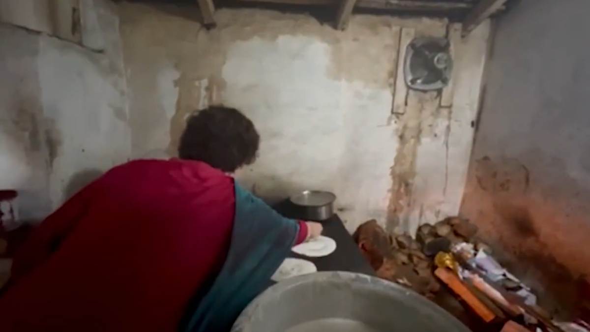 Karnataka Election: Priyanka Gandhi Makes Dosa in Mysore Mylari Hotel 