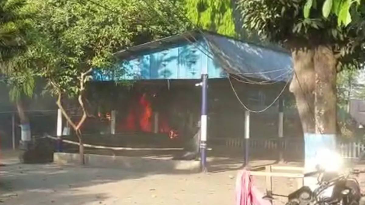 Minor girl rape and murder case: West Bengal Kaliyaganj Police Station Set On Fired Minor girl rape and murder case: West Bengal Kaliyaganj Police Station Set On Fired