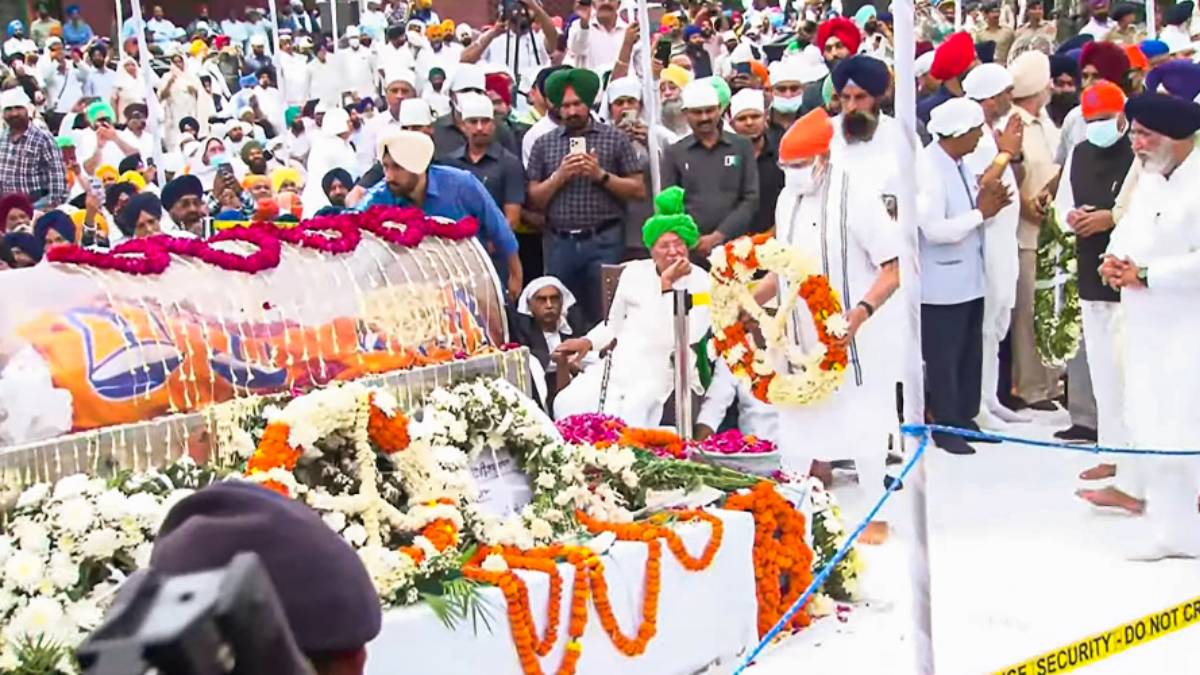 PM Narendra Modi pays last respect to Punjab Ex CM Parkash Singh Badal PM Narendra Modi pays last respect to Punjab Ex CM Parkash Singh Badal