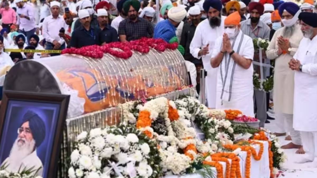 PM Narendra Modi pays last respect to Punjab Ex CM Parkash Singh Badal PM Narendra Modi pays last respect to Punjab Ex CM Parkash Singh Badal