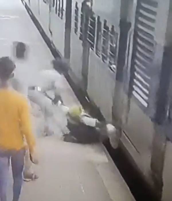  RPF woman officer saving a passenger from falling under a moving train 