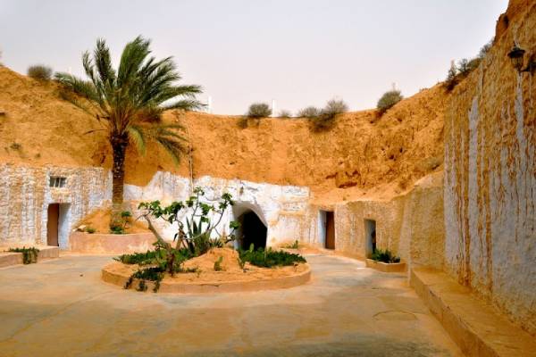  Do you know How the South African people protect heat in summer without AC? 