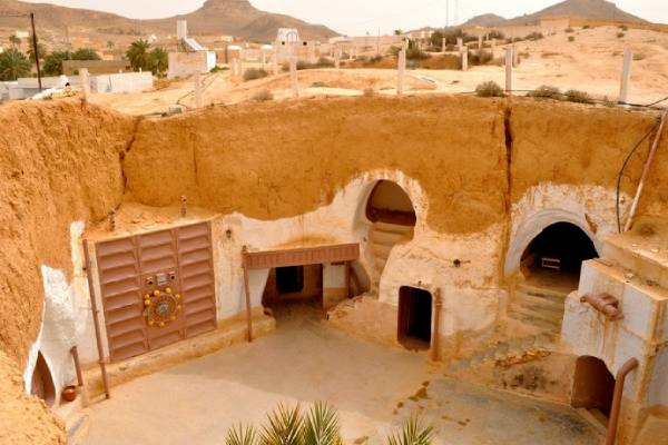  Do you know How the South African people protect heat in summer without AC? 