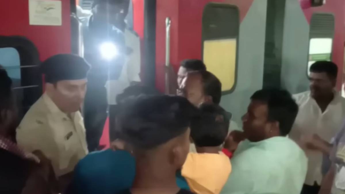 Train passengers protest in Chengalpattu Railway station as they complaint No water in Toilet Train passengers protest in Chengalpattu Railway station as they complaint No water in Toilet