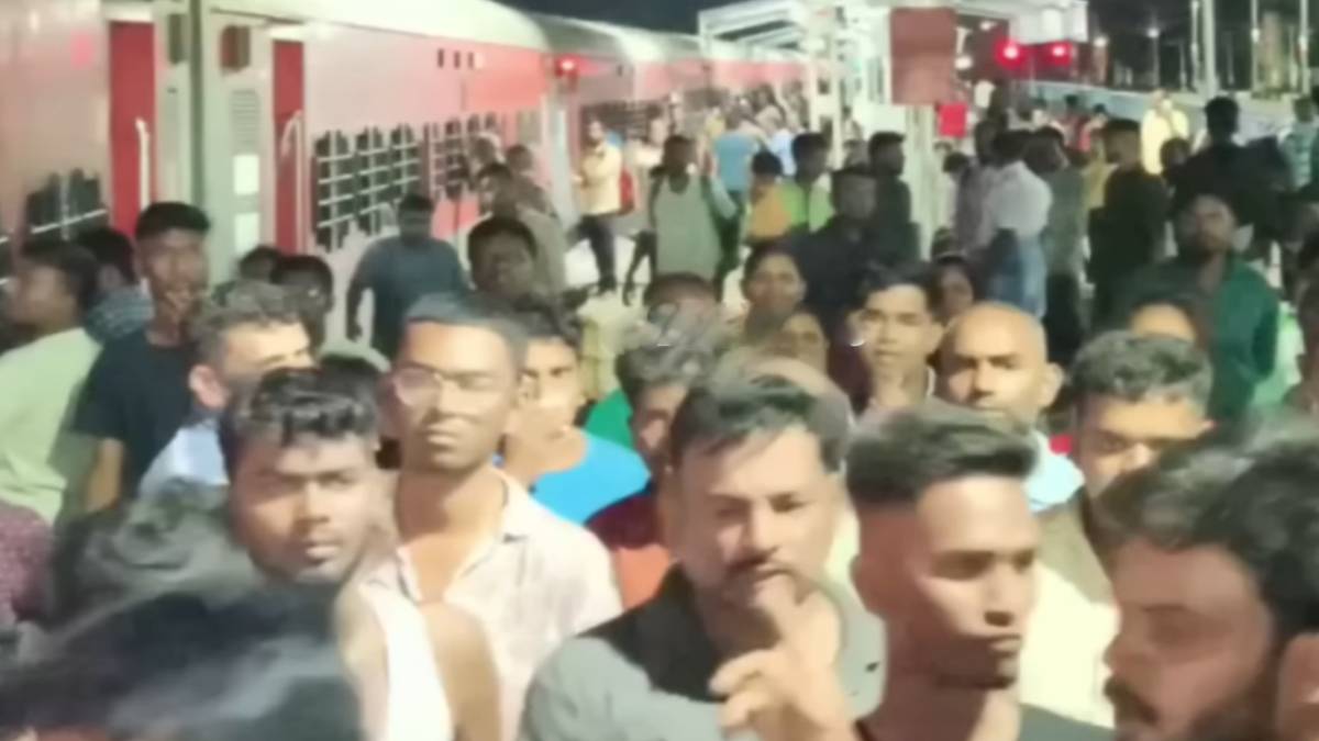 Train passengers protest in Chengalpattu Railway station as they complaint No water in Toilet Train passengers protest in Chengalpattu Railway station as they complaint No water in Toilet
