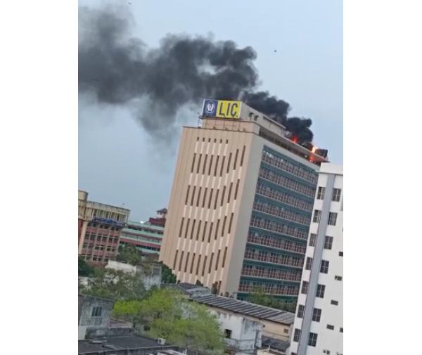  மேல்மாடியில் திடீர் தீ 