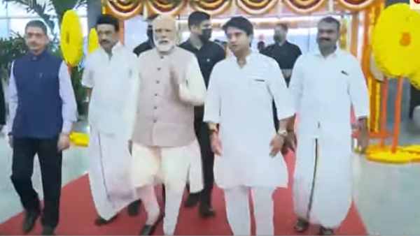 Sweet incident and tamil nadu chief minister welcoms pm modi in chennai airport 