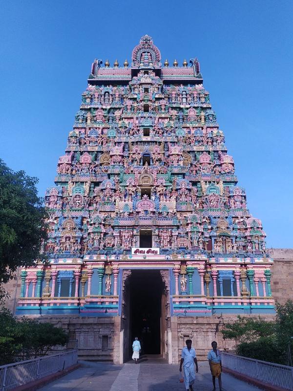 Trichy Thiruvanaikaval Jambukeswarar tied a sari and presented to the devotees - Purana story 