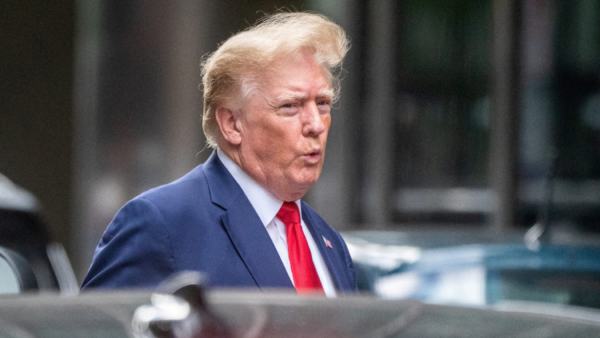  மாட்டிக் கொண்ட டிரம்ப்