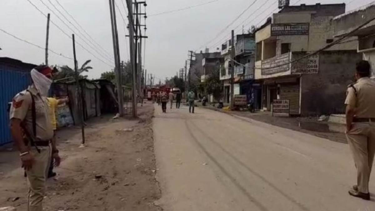 People are leaving Giaspura area of Ludhiana, Punjab after the massive GAS LEAK that killed Nine people People are leaving Giaspura area of Ludhiana, Punjab after the massive GAS LEAK that killed Nine people