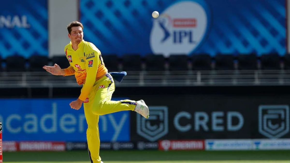  Why did CSK player Mitchel Santner deserve a statue outside the Chennai Stadium soon? 