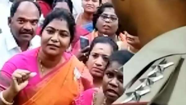 BJP leader stuck inside Vande Bharat when she was distributing sweets BJP leader stuck inside Vande Bharat when she was distributing sweets