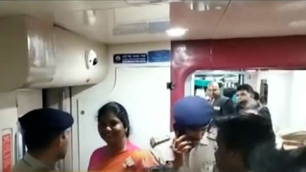 BJP leader stuck inside Vande Bharat when she was distributing sweets BJP leader stuck inside Vande Bharat when she was distributing sweets