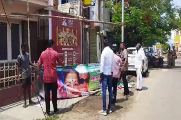 Fight between OPS and EPS supporters in salem dispite over usage of admk flags