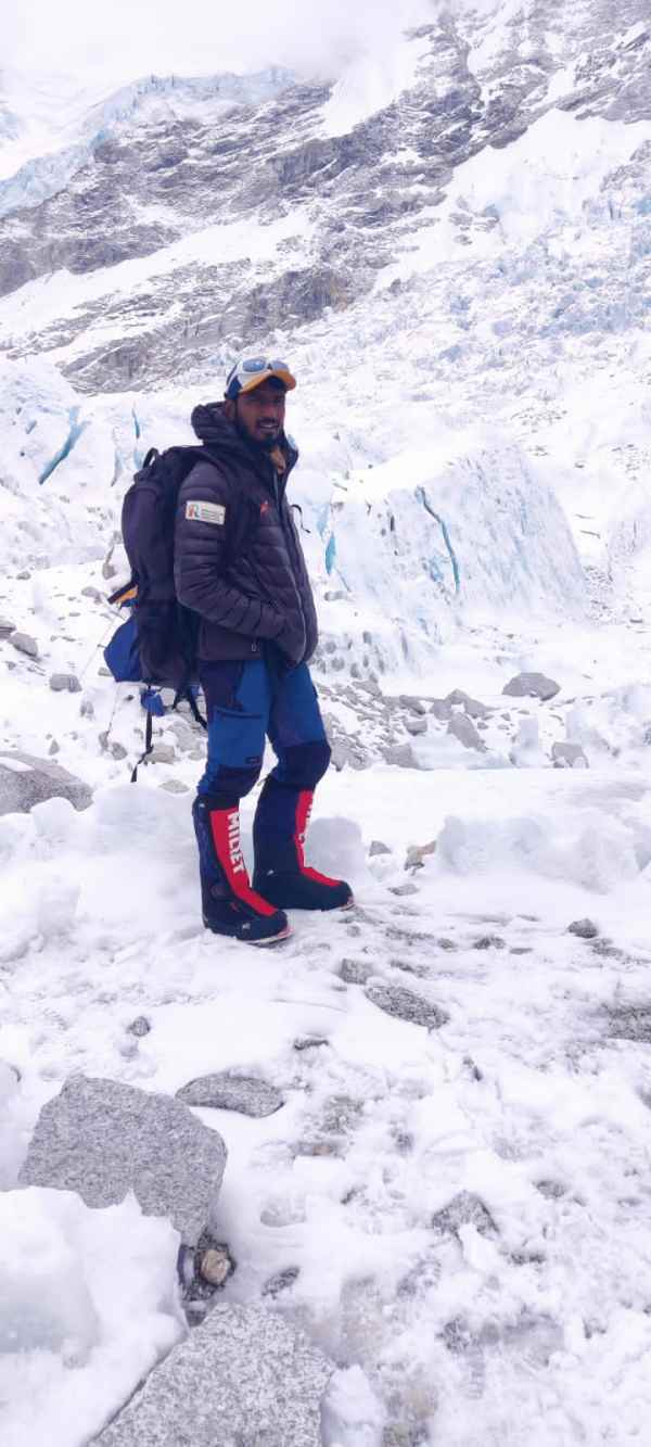 27 old youth Rajasekar the first person from Tamil nadu reaches mount everest 