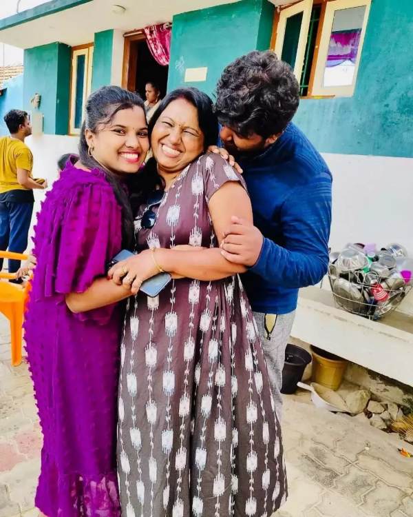 Baakiyalakshmi Serial selvi character plays Kambam Meena Family photos 