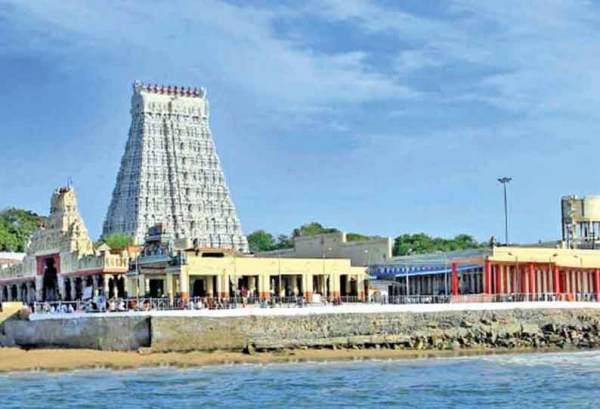 Seeman presented a 2 feet gold vel to Tiruchendur Murugan Temple 