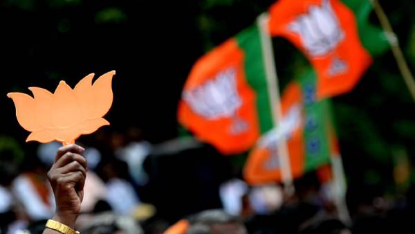 Karnataka Elections 2023: BJP and Congress leaders talks with MLAs from other side for the fear of hung assembly 