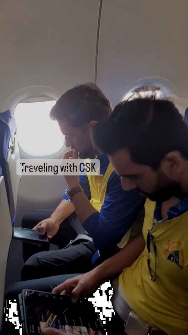 Does CSK skipper Dhoni have a smart phone? Finally fans found the the answer for the question 